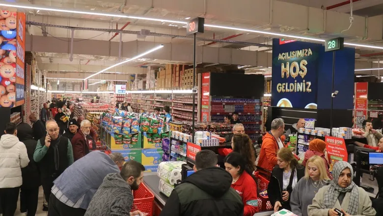 1000 liralık hediye çeki için geceden çadır kurup sıraya girdiler