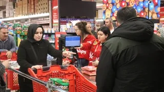 1000 liralık hediye çeki için geceden çadır kurup sıraya girdiler