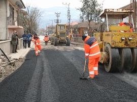 BOZUK ASFALTLAR YAMALANIYOR
