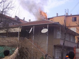 YANGIN BÜYÜMEDEN SÖNDÜRÜLDÜ