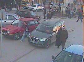 ARAÇLAR KALDIRIMDA İNSANLAR YOLDA