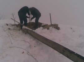 YOĞUN KAR YAĞIŞI DİREKLERİ YIKTI