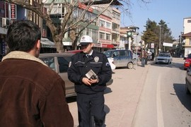 CEZA KESİLİYOR YİNE ARAÇLAR PARK EDİYOR