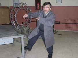 51 YAŞINDA MESLEKİ EĞİTİM KURSUNA KATILIYOR