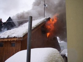 ADA CADDESİ ÖZDEMİR SOKAKTA EV YANGINI