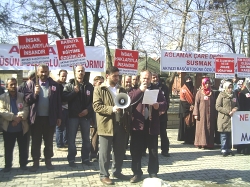 BAŞÖRTÜSÜ EYLEMLERİ SÜRÜYOR