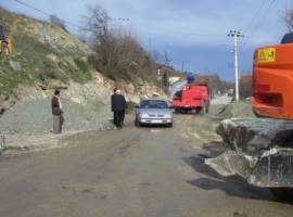 YOL GENİŞLETME ÇALIŞMALARI SÜRÜYOR