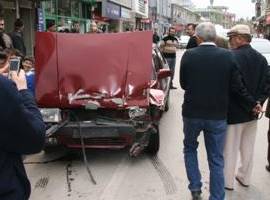 ŞEHİR İÇİNDE AŞIRI HIZ KAZA GETİRDİ