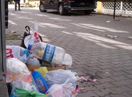 DİREK ÖNLERİ ÇÖP YIĞINI İLE DOLDU