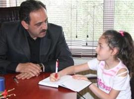 ÖDEV İÇİN BAŞKAN YAZICI İLE RÖPORTAJ YAPTI