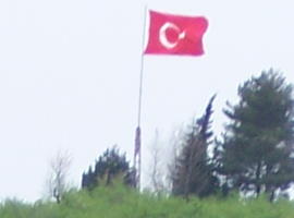 TAŞBURUN KÖYÜNE DEV TÜRK BAYRAĞI