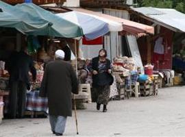 KUZULUK'TA KÖYLÜ PAZARI KALDIRILDI