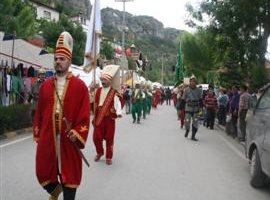 ANMA GÜNÜNE 43 OTOBÜS KALKTI