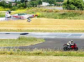 KENAN HAVADAKİ UÇAKLA YARIŞTI