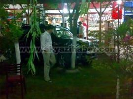 OTOMOBİL ÇAY BAHÇESİNE GİRDİ