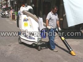 BELEDİYE SOKAKLARI SÜPÜRÜYOR