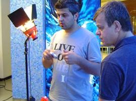 ŞİMDİLERDE YÖNETMENLİĞE SOYUNDU 