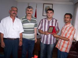 TAYİNİ ÇIKAN POLİS MEMURUNA PLAKET