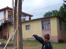 Evin Bahçesine Yıldırım Düştü