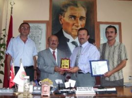 Dokurcun Belediye Başkanına Plaket