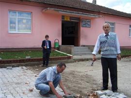 Parke Taşını Okul Müdürü Yapıyor