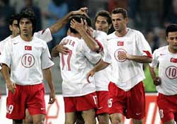 ATİNA'DA TRİBÜNLERİDE YOLA GETİRDİK