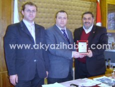 AMYO'dan Başkan Çakmak'a Plaket