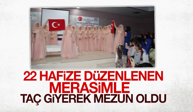 22 HAFİZE DÜZENLENEN MERASİMLE TAÇ GİYEREK MEZUN OLDU