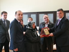 Bağış Yapan Aileye Plaket Verildi