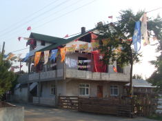 Evini Ak Parti Bayraklarıyla Donattı.