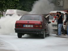 Alev Alan Araç Korkuttu