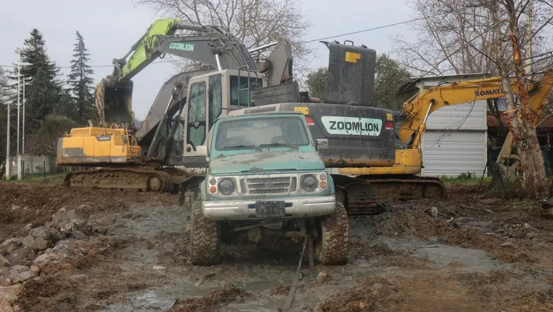 3 kepçe ve cip bataklıktan 6 günde kurtarıldı