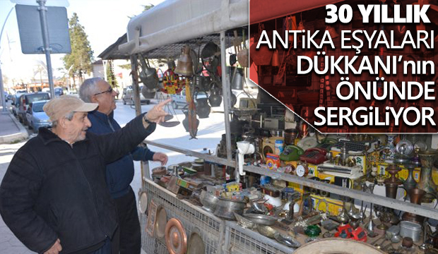 30 yıldır topladığı antika eşyaları berber dükkanının önünde sergiliyor