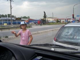 TRAFİĞE ALDIRIŞ ETMEDEN DİLENİYOR