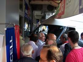 MİNİBÜS DÜKKANA GİRDİ