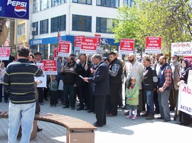 BAŞÖRTÜSÜ EYLEMİ DEVAM EDİYOR