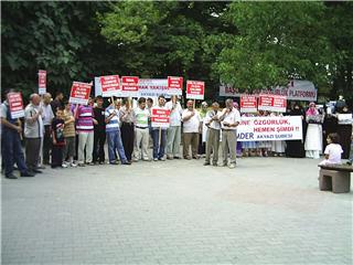 BAŞÖRTÜSÜ EYLEMİ DEVAM EDİYOR