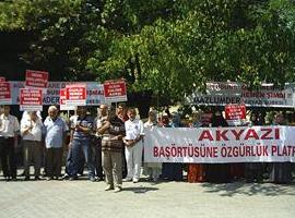 BAŞÖRTÜSÜ EYLEMİ DEVAM EDİYOR