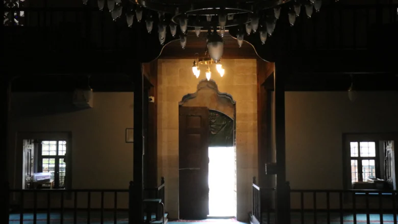 508 yıllık tarihi cami tarihe tanıklık etmeye devam ediyor