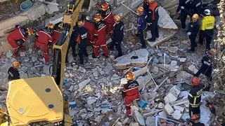 6 katlı bina çöktü; Sakarya'dan ekip sevk edildi