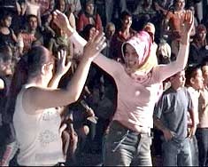 ETRAF YARI ÇIPLAKLARDAN GEÇİLMİYOR