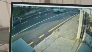 8 yaşındaki çocuğa servis aracı çarptı