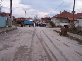 SOKAK ARASINDA 50 METRE FRENLE DURAMADI