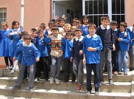 KİTAPLARI KARDEŞ OKULA GÖNDERDİLER