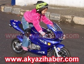 7 YAŞINDAKİ ZEYNEP MOTOSİKLET KULLANIYOR