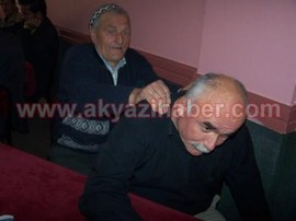 MASAJ YAPARAK GEÇİMİNİ SAĞLIYOR