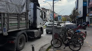 Ada Caddesinde ikinci sıra park trafiği kilitledi