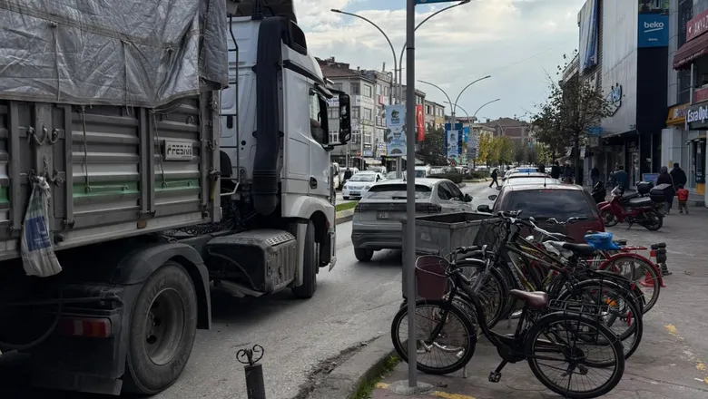 Ada Caddesinde ikinci sıra park trafiği kilitledi