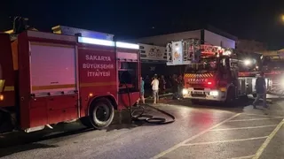 Adapazarı'nda 4 iş yeri yandı