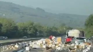 Turşular otoyola saçıldı
